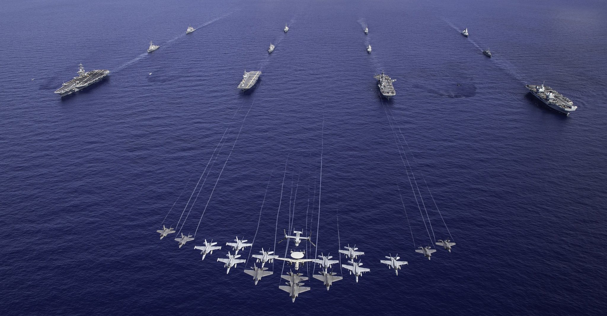 Portaaviones de Estados Unidos, Reino Unido y Japón realizaron maniobras conjuntas en el Mar de Filipinas