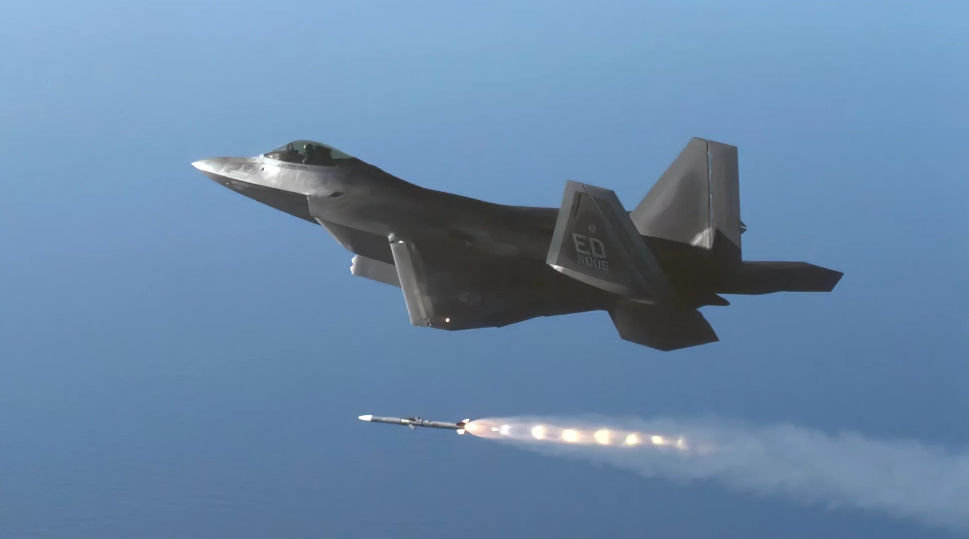 El AIM-120D AMRAAM marca un nuevo hito en ensayos con el F-22 Raptor