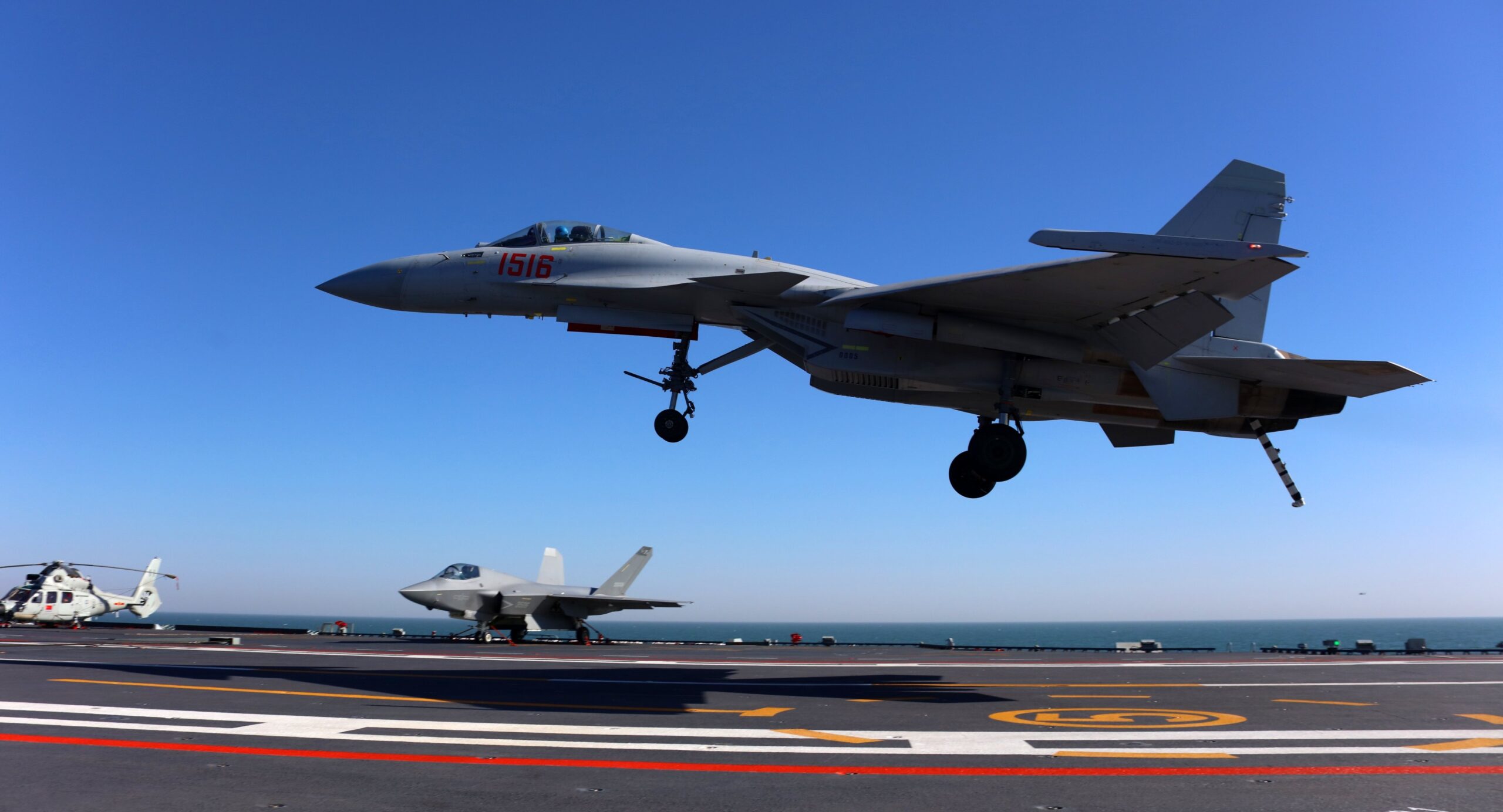 China prueba con éxito aviones en su nuevo portaaviones Fujian