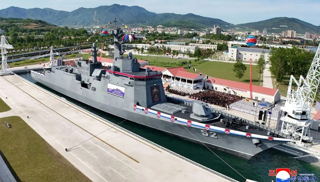 Corea del Norte exhibe nuevamente su destructor más avanzado