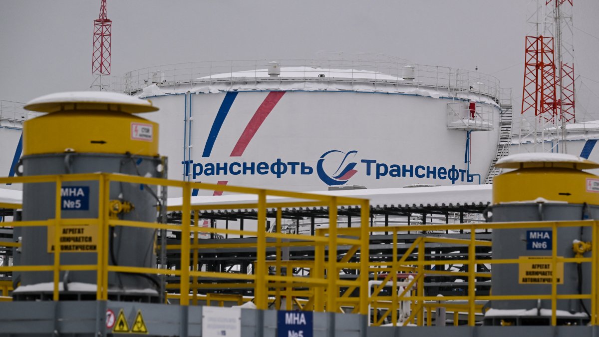 Trump impone sanciones a las petroleras rusas y cancela su cumbre con Putin